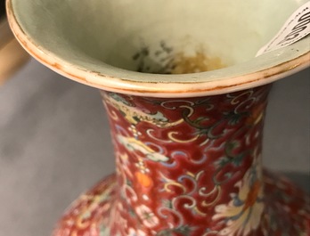 Een Chinese famille rose flesvormige vaas met rode fondkleur, Qianlong merk, 19/20e eeuw