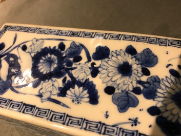 Un vase de forme bouteille et une bo&icirc;te &agrave; th&eacute; en porcelaine de Chine bleu et blanc, Kangxi