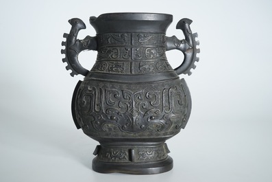 Un vase de forme hu archa&iuml;stique en bronze, 19&egrave;me