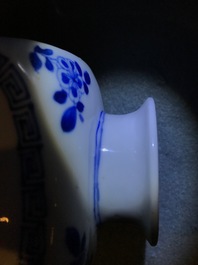 Un vase de forme bouteille et une bo&icirc;te &agrave; th&eacute; en porcelaine de Chine bleu et blanc, Kangxi