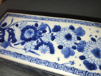 Un vase de forme bouteille et une bo&icirc;te &agrave; th&eacute; en porcelaine de Chine bleu et blanc, Kangxi