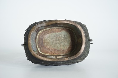Un vase de forme hu archa&iuml;stique en bronze, 19&egrave;me