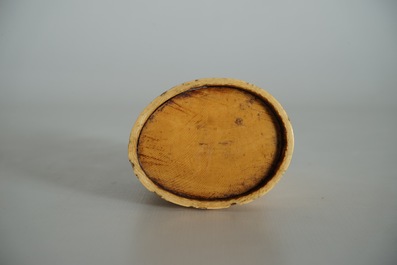 A Chinese ivory brushpot with figural design, 19th C.