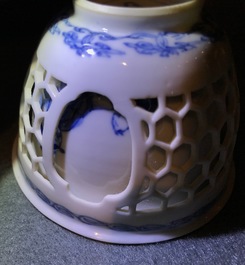 Un bol &agrave; double parois en porcelaine de Chine bleu et blanc, Kangxi