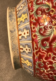 Een Chinese famille rose flesvormige vaas met rode fondkleur, Qianlong merk, 19/20e eeuw