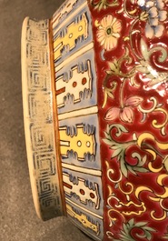 Een Chinese famille rose flesvormige vaas met rode fondkleur, Qianlong merk, 19/20e eeuw