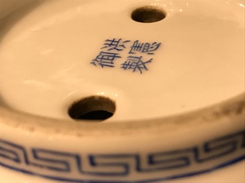 Une paire de petites jardini&egrave;res en porcelaine de Chine famille rose, d&eacute;but du 20&egrave;me