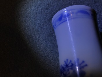 Un vase de forme double gourde en porcelaine de Chine bleu et blanc, Kangxi