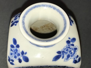Un vase de forme bouteille et une bo&icirc;te &agrave; th&eacute; en porcelaine de Chine bleu et blanc, Kangxi