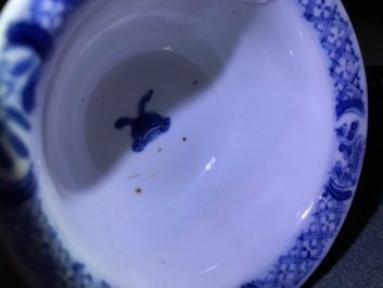 Un bol &agrave; double parois en porcelaine de Chine bleu et blanc, Kangxi