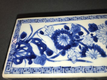 Un vase de forme bouteille et une bo&icirc;te &agrave; th&eacute; en porcelaine de Chine bleu et blanc, Kangxi