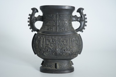 Un vase de forme hu archa&iuml;stique en bronze, 19&egrave;me