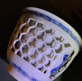 Un bol &agrave; double parois en porcelaine de Chine bleu et blanc, Kangxi