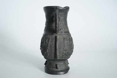 Un vase de forme hu archa&iuml;stique en bronze, 19&egrave;me