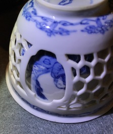 Un bol &agrave; double parois en porcelaine de Chine bleu et blanc, Kangxi