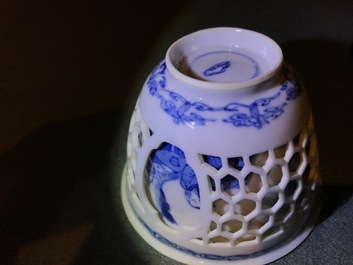 Un bol &agrave; double parois en porcelaine de Chine bleu et blanc, Kangxi