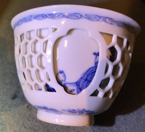 Un bol &agrave; double parois en porcelaine de Chine bleu et blanc, Kangxi