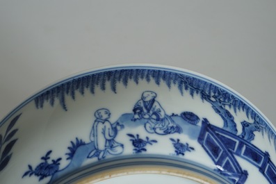 Een Chinees blauwwit bord met "Drie Vrienden van de Winter" decor, Qianlong merk en periode