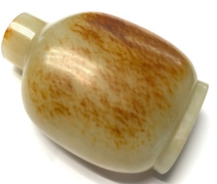 A Chinese brown jade snuff bottle, 19th C.