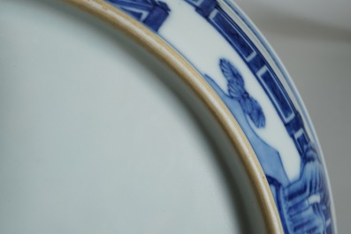Een Chinees blauwwit bord met "Drie Vrienden van de Winter" decor, Qianlong merk en periode
