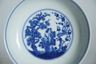 Een Chinees blauwwit bord met "Drie Vrienden van de Winter" decor, Qianlong merk en periode