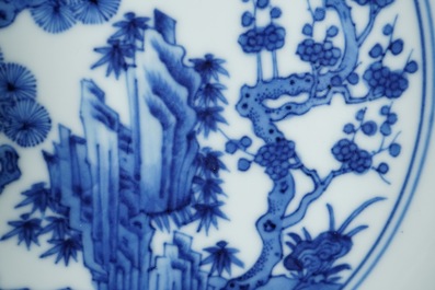 Een Chinees blauwwit bord met "Drie Vrienden van de Winter" decor, Qianlong merk en periode