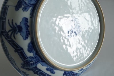 Een Chinees blauwwit bord met "Drie Vrienden van de Winter" decor, Qianlong merk en periode