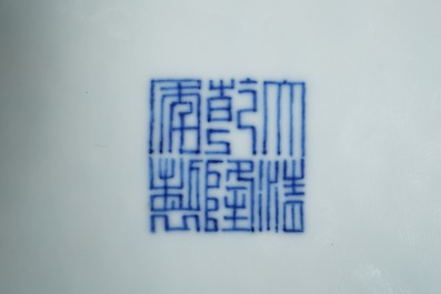 Een Chinees blauwwit bord met "Drie Vrienden van de Winter" decor, Qianlong merk en periode