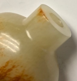 A Chinese brown jade snuff bottle, 19th C.