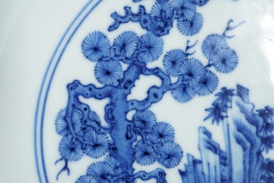 Een Chinees blauwwit bord met "Drie Vrienden van de Winter" decor, Qianlong merk en periode