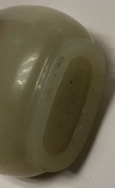 A Chinese brown jade snuff bottle, 19th C.