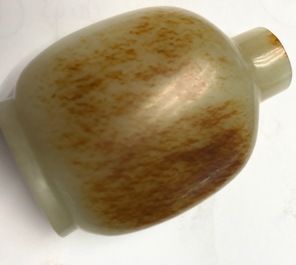 A Chinese brown jade snuff bottle, 19th C.