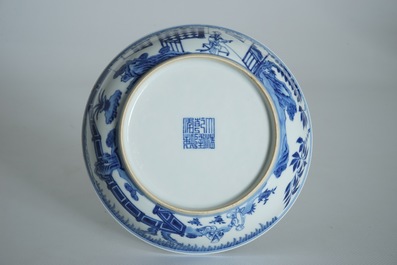 Een Chinees blauwwit bord met "Drie Vrienden van de Winter" decor, Qianlong merk en periode