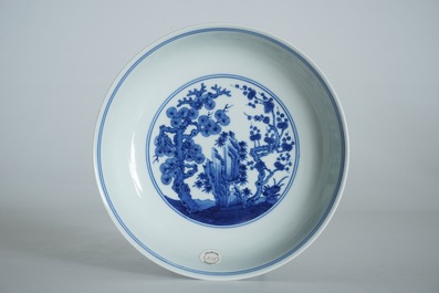 Een Chinees blauwwit bord met "Drie Vrienden van de Winter" decor, Qianlong merk en periode