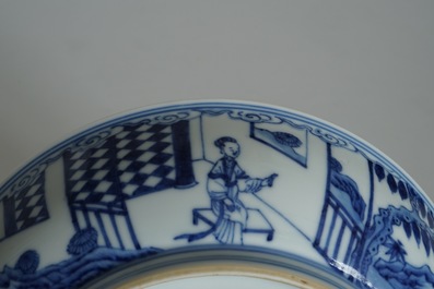 Een Chinees blauwwit bord met "Drie Vrienden van de Winter" decor, Qianlong merk en periode