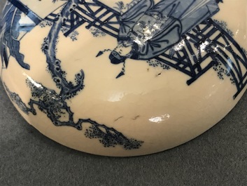 Een ronde Chinese blauwwitte soft paste dekseldoos, Kangxi merk, 19e eeuw