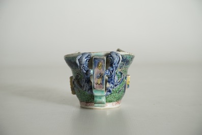 Une coupe libatoire en porcelaine de Chine famille verte, Kangxi