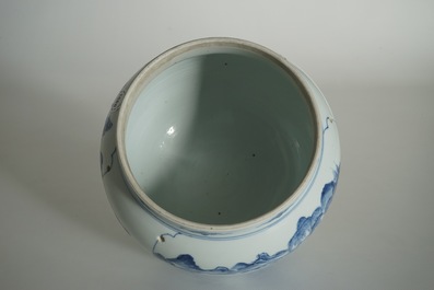 Un pot globulaire en porcelaine de Chine bleu et blanc, Kangxi