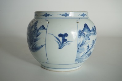 Un pot globulaire en porcelaine de Chine bleu et blanc, Kangxi