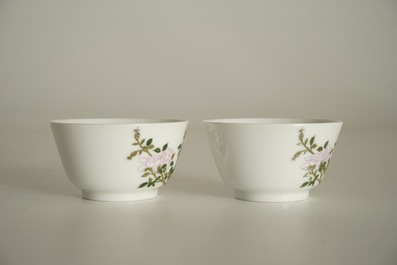 A pair of Chinese famille rose cups with floral design, 19/20th C.
