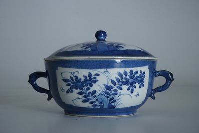 Een Chinese poederblauwe dekselkom met oren, Kangxi
