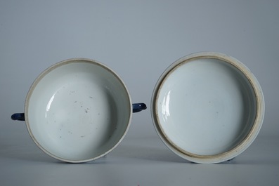 Een Chinese poederblauwe dekselkom met oren, Kangxi