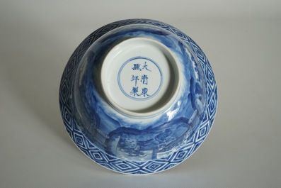 Een Chinese blauwwitte klapmutskom, Kangxi merk en periode