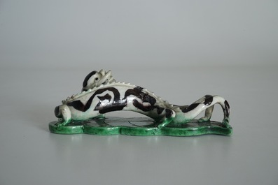 Een Chinees verte biscuit model van een draak op artemisiablad, Kangxi