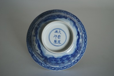 Een Chinese blauwwitte klapmutskom, Kangxi merk en periode