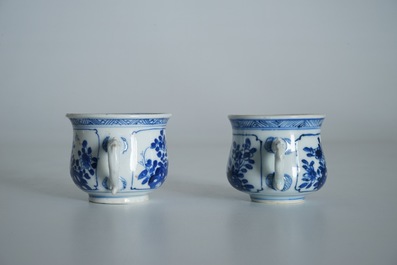 Twee Chinese blauwwitte wierookbranders met floraal decor, Kangxi