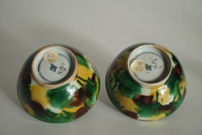 Une paire de bols en porcelaine de Chine de type &eacute;pinards et oeuf, anc. coll. Auguste le Fort, Kangxi