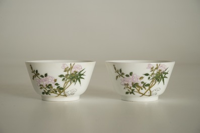 A pair of Chinese famille rose cups with floral design, 19/20th C.