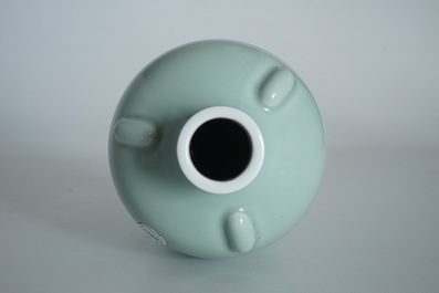 Een Chinese monochrome celadon vaas, Qianlong merk, 19/20e eeuw