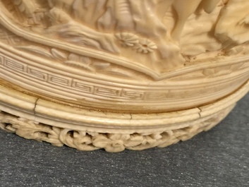 Een paar Chinese ivoren penselenbekers met figurendecor, 19e eeuw